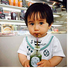 LA SANTE ラサンテ 宝塚 可愛い子供 コールドプレスジュースを飲む姿がキュート